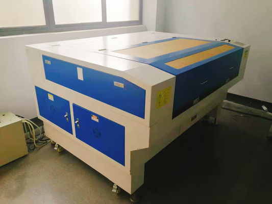 1000-26000mm/min Kesme Hızı Üstün ve Servisli CO2 Lazer gravür makinesi