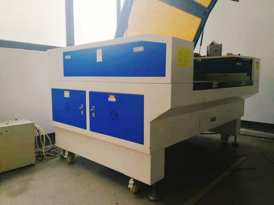 1000-26000mm/min Kesme Hızı Üstün ve Servisli CO2 Lazer gravür makinesi