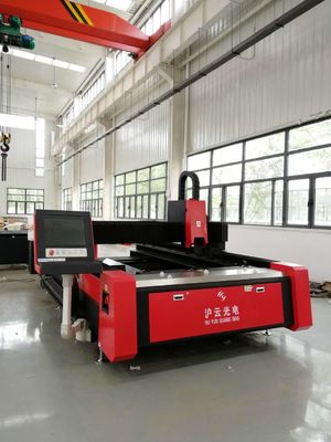 Yüksek hassasiyetli lif lazer kesme yapılandırması Gantry Tipi 3015 CNC 1000w 2000w 3000w