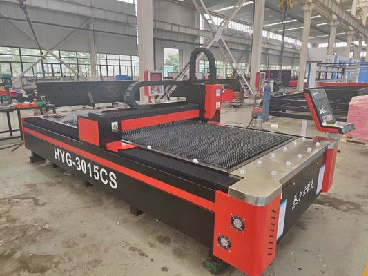 Yüksek hassasiyetli lif lazer kesme yapılandırması Gantry Tipi 3015 CNC 1000w 2000w 3000w